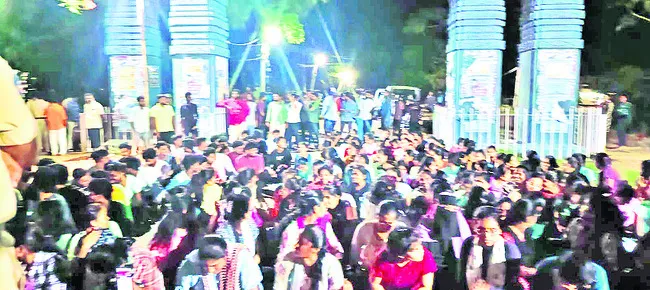 పీజీ సెమిస్టర్ పరీక్షలు వాయిదా వేయాలి