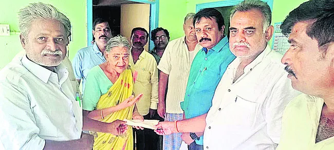 ‘సాక్షి’ రిపోర్టర్ కుటుంబానికి విక్రమ్రెడ్డి సాయం