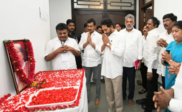 YS Jagan Pays Tribute To Tanguturi Prakasam Pantulu