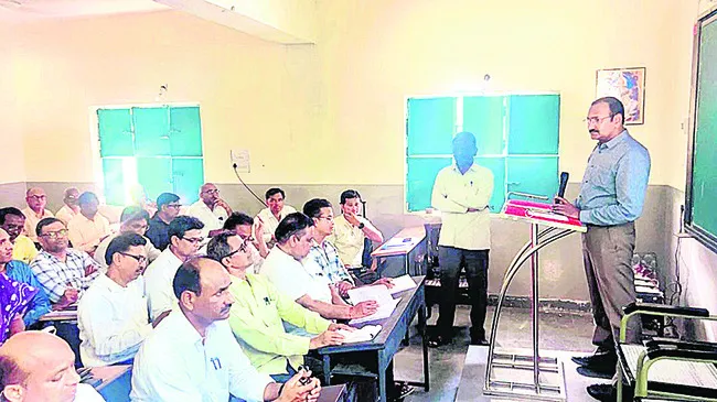 పాఠశాలల అభివృద్ధిలో హెచ్ఎంలదే కీలకపాత్ర