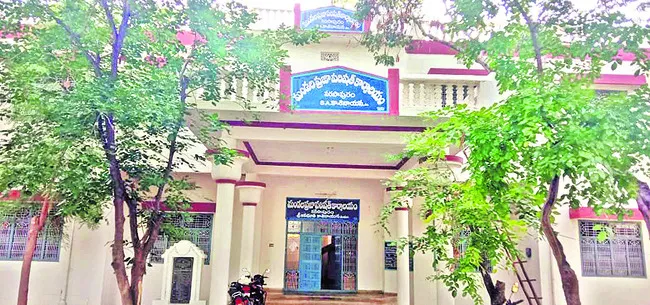 గౌరవం లేదు.. వేతనం రాదు 