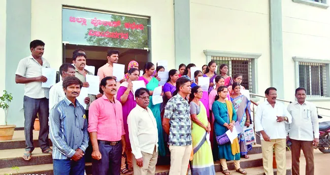 రుణాలిప్పిస్తామని నమ్మించి మోసం