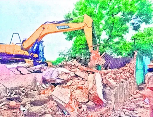 ఆక్రమ ఇళ్ల తొలగింపు