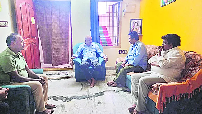 పాత్రికేయులపై దాడులు సిగ్గుచేటు 