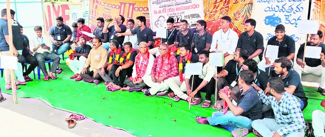 చిరుద్యోగుల ఆకలి కేకలు పట్టించుకోని ప్రభుత్వం