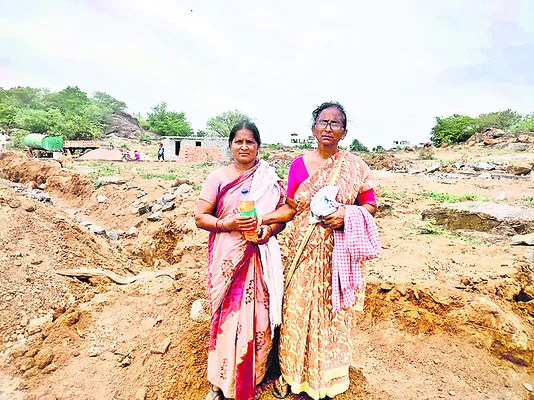 మా భూమిలో ఆస్పత్రి నిర్మించొద్దు