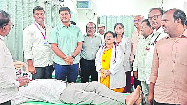 రక్తదానానికి ఉద్యోగులు సహకరించాలి 