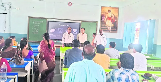 విద్యాబోధనలో సాంకేతికత జోడించాలి: డీఈఓ