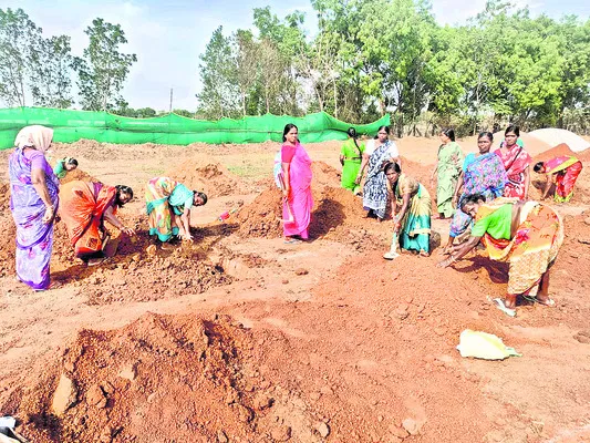 కోళ్లఫాం పనులు నిలిపివేయాలి