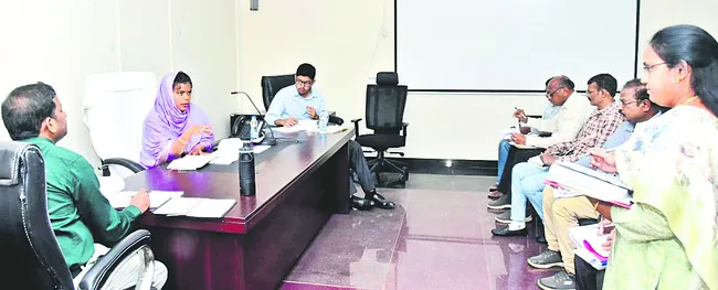 రెవెన్యూ సమస్యలపై దృష్టి సారించండి