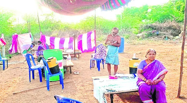 పది రోజులుగా టెంట్కిందనే..