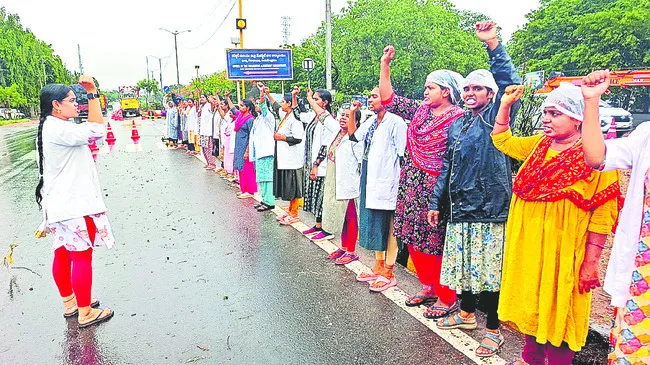 వానలో తడుస్తూ.. సమస్యలపై ఎలుగెత్తుతూ..