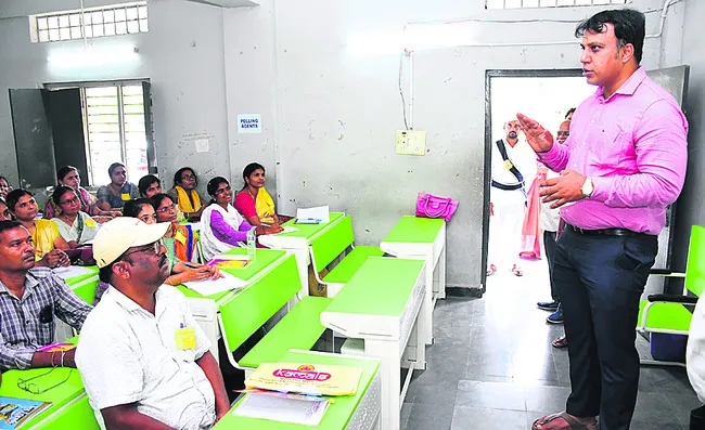 విద్యార్థుల భవిష్యత్కు పునాదులు వేయాలి