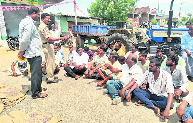 కొనుగోళ్లలో జాప్యం.. రోడ్డెక్కిన రైతన్న