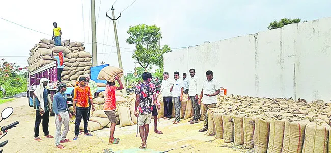 మిల్లులకు ధాన్యం బస్తాలు 