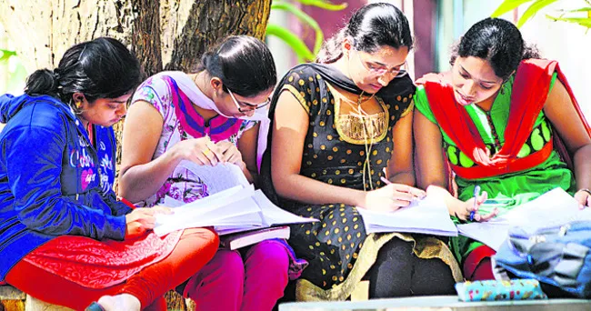 షూటింగ్ ప్రాక్టీస్ చేస్తూ..