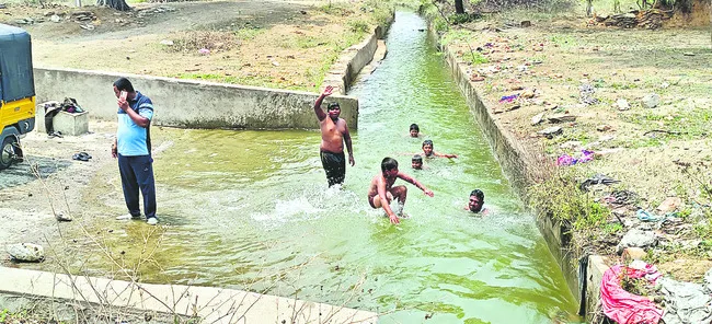 పిల్లలం.. కాలువ ఈదేస్తాం..