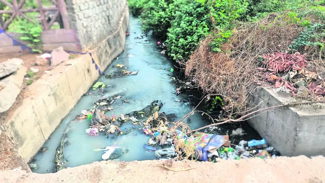 చెత్తతో నిండిన డ్రెయినేజీలు 