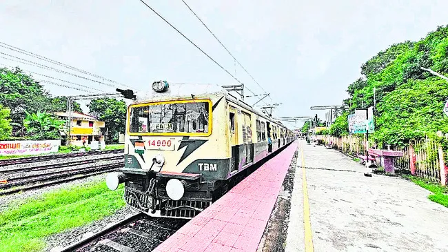 ఒకే ట్రాక్లో రెండు ఈవీఎంలు