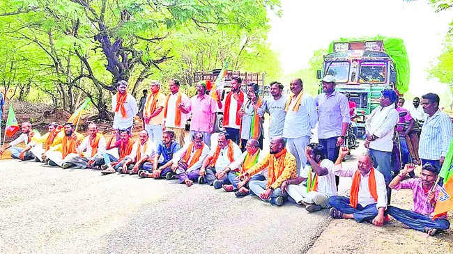 టోల్ ట్యాక్స్ నిలిపివేయాలని ధర్నా