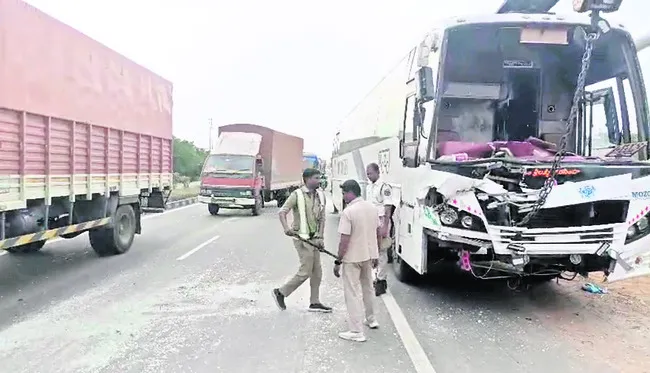 ఒకదానికొకటి ఢీకొన్న ట్రావెల్స్ బస్సులు, కంటెయినర్