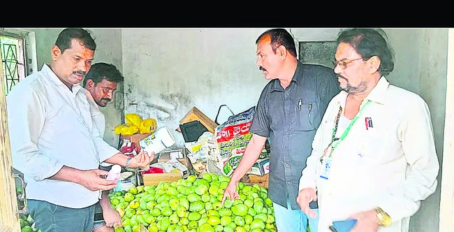 మామిడి కాయలు నిల్వ చేసిన ఇళ్లపై విజిలెన్స్ తనిఖీలు
