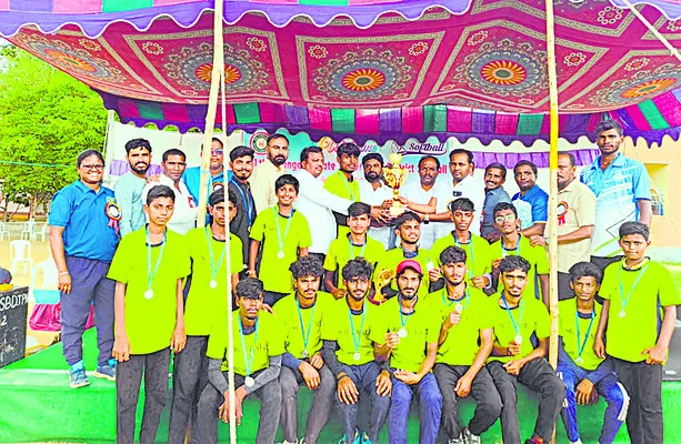 చదువుతోపాటు క్రీడల్లో రాణించాలి