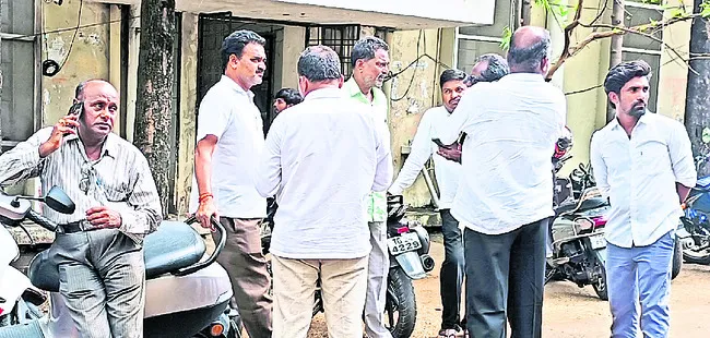 టెండర్లకు ముందుకు రాని కాంట్రాక్టర్లు