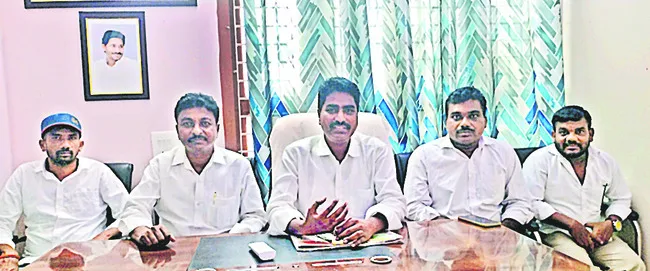 రోడ్డున పడిన ఎండీయూ ఆపరేటర్లు, హెల్పర్లు 
