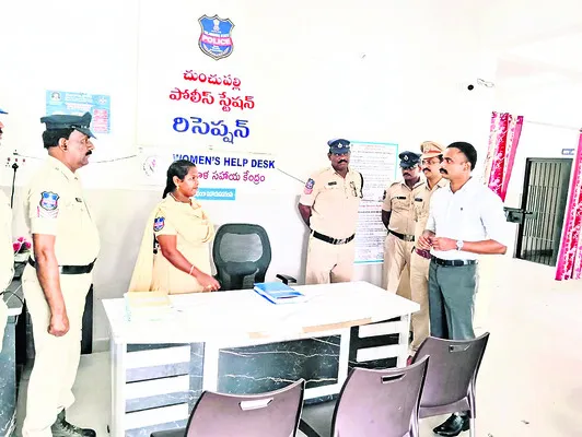 సైబర్ నేరాలపై ప్రజలను అప్రమత్తం చేయాలి