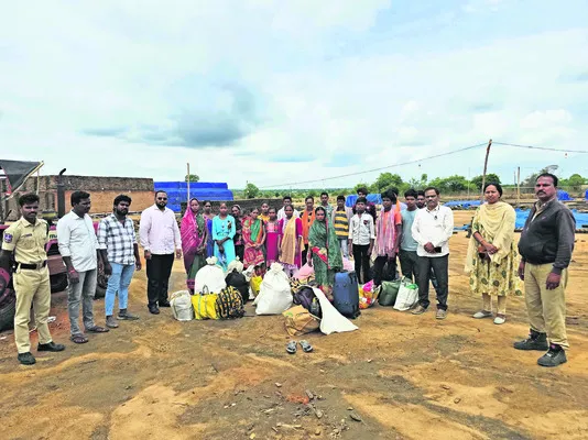 ఇటుక బట్టీలో వలస కార్మికుల గుర్తింపు 