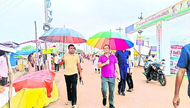 చిరు జల్లుల్లో తడుస్తూ.. స్టాళ్లను పరిశీలిస్తూ..