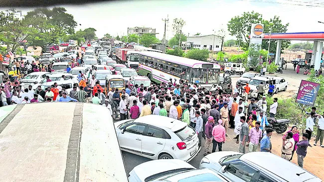 కొనుగోళ్లలో జాప్యంపై రైతుల రాస్తారోకో