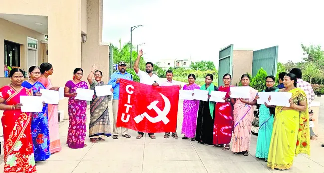 కాంట్రాక్టు కార్మికుల వేతనాలు చెల్లించండి