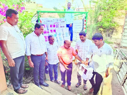 బడుల ప్రారంభం రోజే పాఠ్యపుస్తకాల పంపిణీ