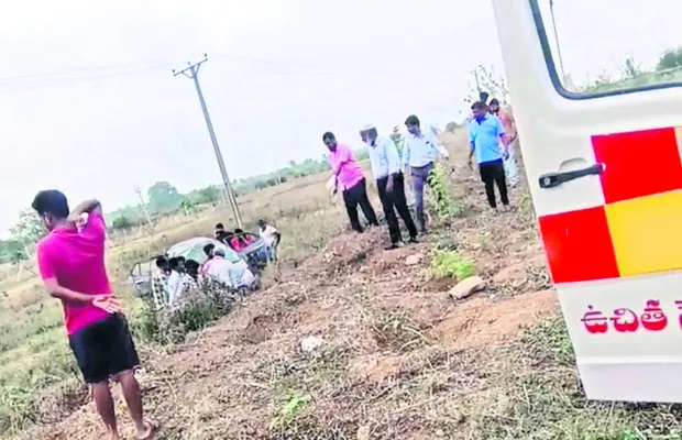 కారు బోల్తా.. వైద్య విద్యార్థులకు గాయాలు