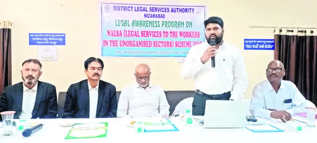 గుర్తింపు కార్డులు అందజేయాలి