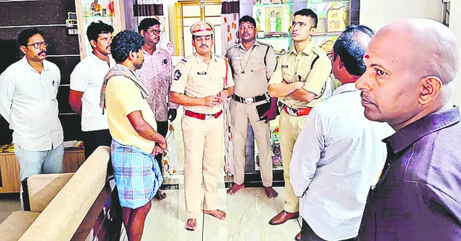 140 గ్రాముల బంగారు ఆభరణాల చోరీ