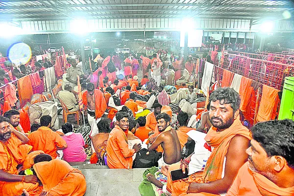 వర్షం జోరు.. భక్తుల హోరు