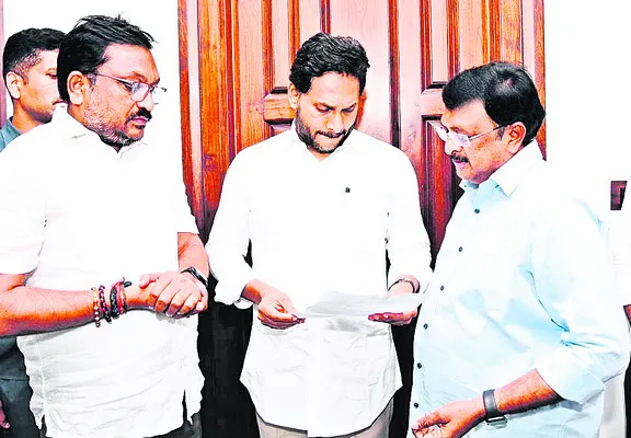 కార్యకర్తలకు అండగా ఉండాలని ఆదేశం