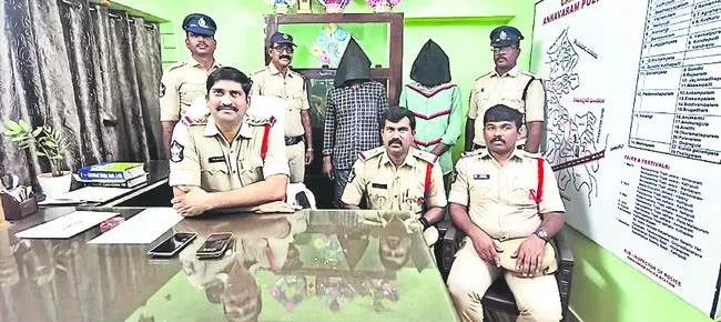 కంప్యూటర్లు చోరీ చేసిన ఇద్దరి అరెస్టు