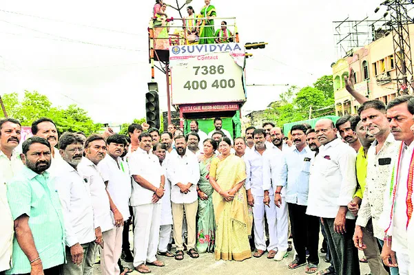 రాజీవ్‌ గాంధీకి నివాళులర్పించిన నాయకులు