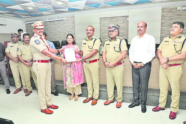 ఉత్తమ సేవలకు పురస్కారం