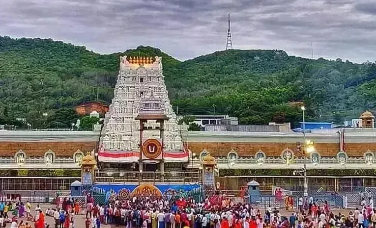 Huge Devotees Rush At Tirumala Tirupati Devasthanam