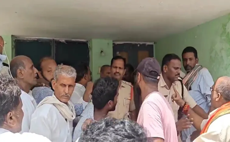 దాచేపల్లి పోలీస్ స్టేషన్ వద్ద ఉద్రిక్తత