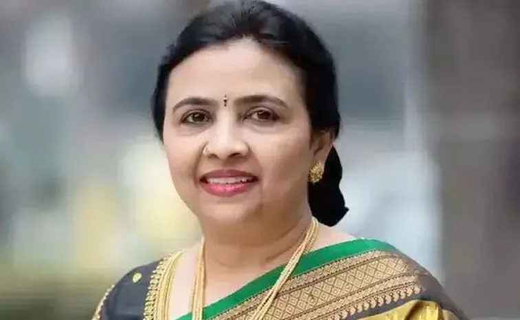 పాలకుర్తి ఎమ్మెల్యే యశస్వినిరెడ్డి అత్త ఝాన్సీకి హైకోర్టు నోటీసులు