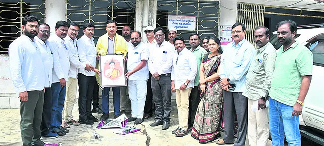 కలెక్టర్కు సన్మానం