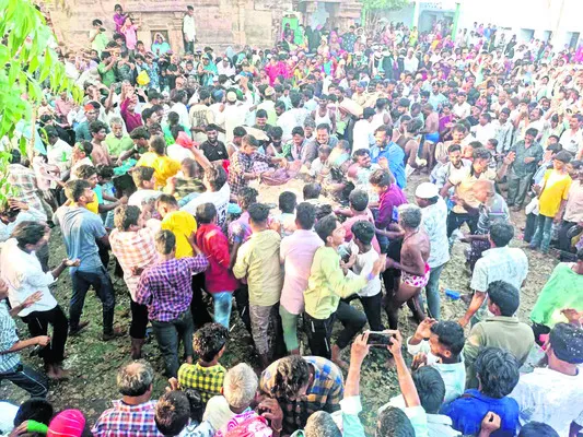 ఉత్సాహంగా పెద్ద కిస్తీలు