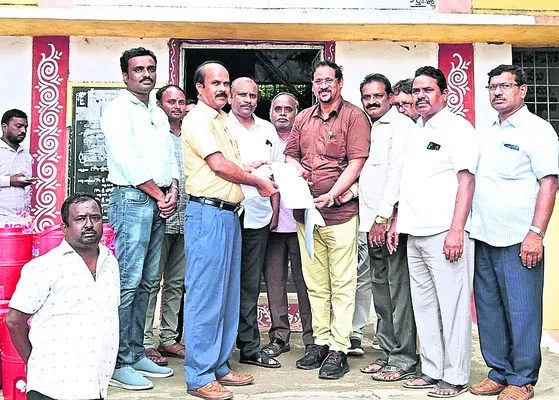 స్కావెంజర్ల వేతనాలు విడుదల చేయాలని వినతి