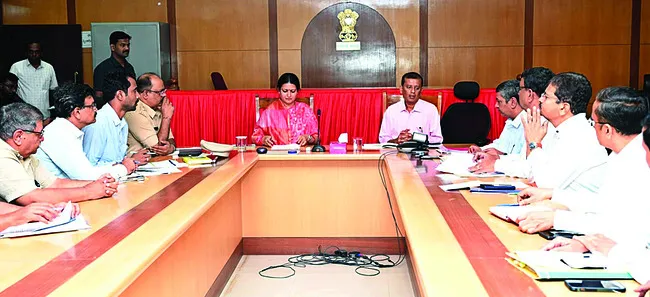 వాన నీరు నిలవకుండా చర్యలు చేపట్టండి 